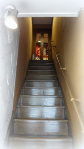 この階段を上がると、パペットハウス